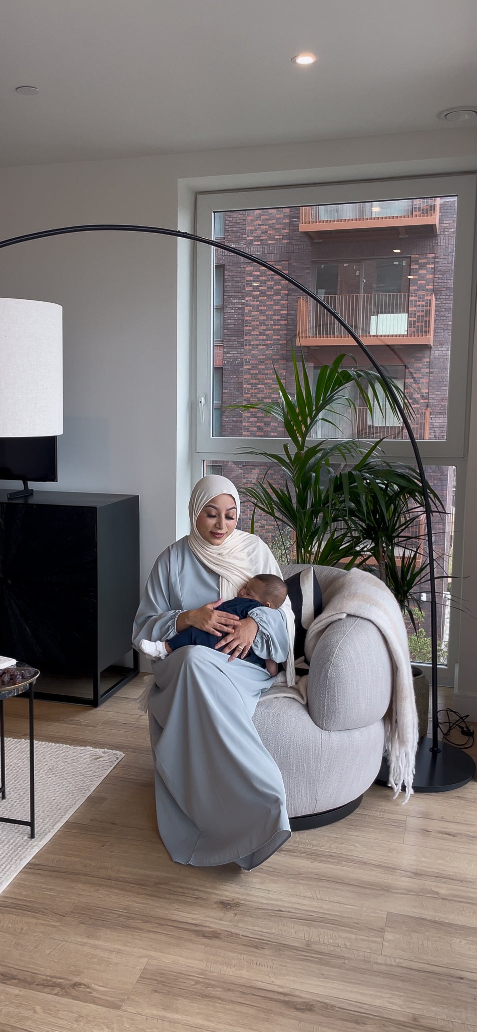 Side-Zip Nursing Abaya – Elegant Essentials Collection